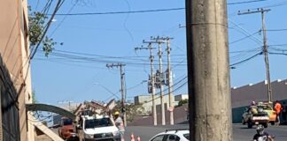 Carro derruba poste na Av. Manoel da Custódia