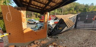 Carro capota na MG431 e atinge guarita de entrada de condomínio em Itaúna