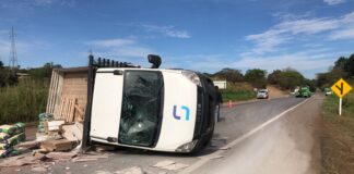 Caminhão transportando cimento tomba na pista na altura do Aterro Sanitário de Itaúna