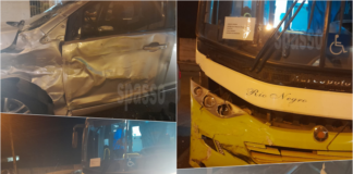 Ônibus de fretamento bate em carro no bairro Parque Jardim e deixa dois feridos