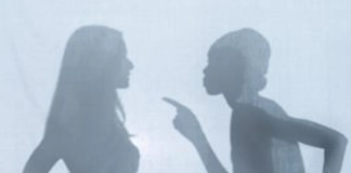 Mãe sai em defesa do filho e é agredida em praça no Jadir Marinho