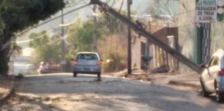 Carro atinge poste na Av. Raimundo Ribeiro dos Santos; veículo é abandonado no local