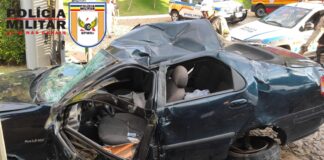 Atualização: Carro capota na MG431 e atinge guarita de entrada em condomínio em Itaúna