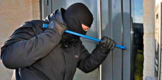 Estabelecimentos comerciais foram invadidos e furtados na madrugada desta segunda-feira (16)