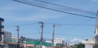 Colisão na passagem de nível da Av. Dona Cota com Josias Machado resulta em carro tombado na pista