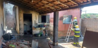 Moradia pega fogo no bairro São Judas Tadeu em Itaúna