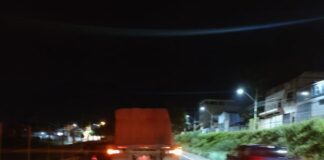 Carreta muda de faixa na M050 e prensa carro contra a mureta central da pista