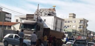 Atualização: Carreta bate e arrasta veículo por 15 metros na Jove Soares