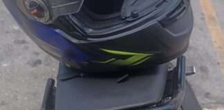 Abusado, jovem suspeito de tráfico é preso com moto furtada e nota de cinquenta colada na placa