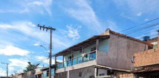 PM apreende moto irregular, menor com réplica de arma de fogo e homem por direção perigosa