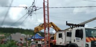 Atualização: Colisão na Av. JK , derruba poste, fiação, deixa feridos e parte de bairros sem energia elétrica