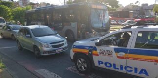 Motorista de aplicativo tem carro levado em assalto por jovem armado com faca