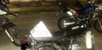 Tudo para dar errado: Escapamento aberto, motor adulterado, piloto de chinelo, sem CNH e licenciamento atrasado, mas rodando desde 2000