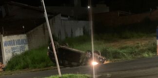 Atualização: Acidente na Av. JK: Mulher capota carro após perder o controle em pista molhada