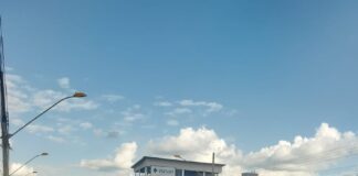 Kombi pega fogo em plena Jove Soares