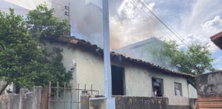 Atualização: Casa é tomada pelo fogo no bairro Piedade após um suposto curto circuito