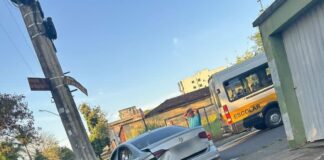 Dois veículos batem em Santanense, um deles fica praticamente destruído e por pouco não derruba um poste