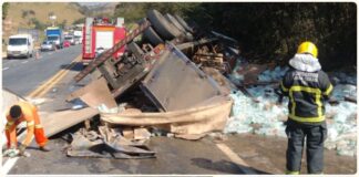 Carreta tomba na MG-050 próximo ao Pedágio de Itaúna