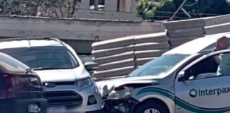 Carro de funerária atinge colide na passagem de nível da rua Santana no bairro das Graças