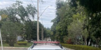 Carro atinge loja no centro e motorista afirma ter perdido controle ao socorrer esposa grávida