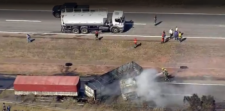 Colisão e incêndio entre carretas na BR-262 em Juatuba sentido Pará de Minas