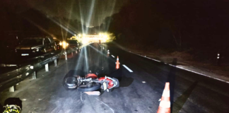 Acidente envolvendo motocicleta e carreta deixa condutora gravemente ferida na MG050