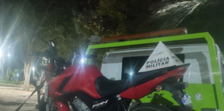 PM prende suspeitos de roubo, apreende motocicleta e recupera pertences roubados