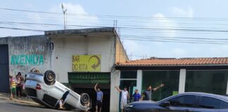 Susto!! Carro capota na Avenida Manoel da Custódia, em Itaúna