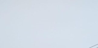 Veículo bate em poste na Avenida Manoel Ribeiro da Silva, em Santanense