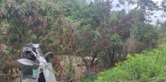 Em colisão na MG050, carro capota e para na vertical fora da rodovia