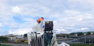 Carreta tomba em curva de acesso à MG431 e motorista fica ferido