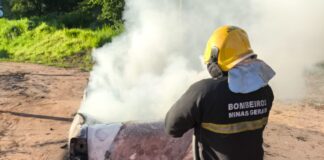 Incêndio destrói veículo de entregas na MG-050 próximo a Itaúna