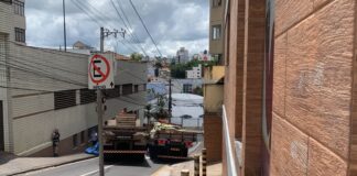 Caminhão sofre pane mecânica e por pouco uma tragédia não acontece na área central de Itaúna