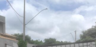 Caminhão desce rua sem controle e destrói muro de garagem em Itaúna