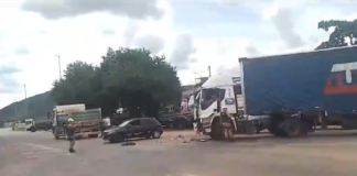 Motorista de carreta embriagado colide com caminhão da prefeitura na MG-431