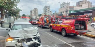 Acidente na Avenida Jove Soares em Itaúna, deixa vítimas e interdita trânsito