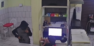 Homem armado invade hamburgueria e realiza assalto no Morada Nova