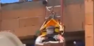 Bombeiros resgatam trabalhador ferido em obra em Itaúna