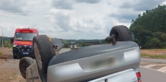 Capotamento na MG-050 deixa motorista com ferimentos leves