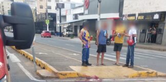 Jovem fica gravemente ferido em colisão entre bicicleta motorizada e carro na Avenida Jove Soares