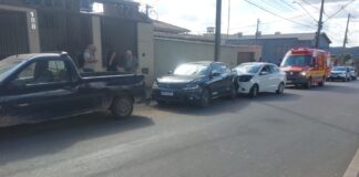 Homem sofre mal súbito e colide carro contra veículos estacionados em Itaúna