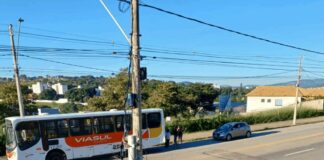 Veículo bate em ônibus parado