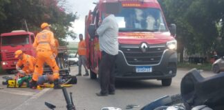 Colisão entre moto e caminhonete deixa dois feridos na MG-431
