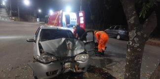 Colisão contra árvore na Av. Juscelino Kubitschek deixa mulher ferida em Itaúna