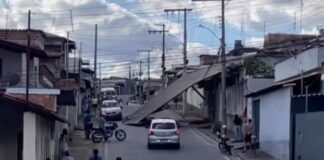 Cobertura metálica desaba em residência de Itaúna e interdita rua no Morada Nova