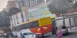 Atualização: Acidente de trânsito em Itaúna resulta em capotamento na avenida jovem soares
