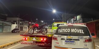 Direção perigosa leva à prisão de motociclista em Itaúna