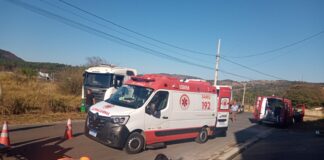 Acidente entre moto e van deixa dois feridos em Itaúna