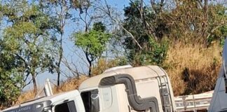 Acidente na MG50, trevo do Distrito industrial de Itaúna envolve carretas e caminhão