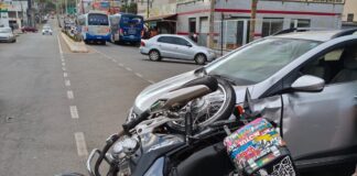 Mais um acidente envolvendo carro e moto em Itaúna